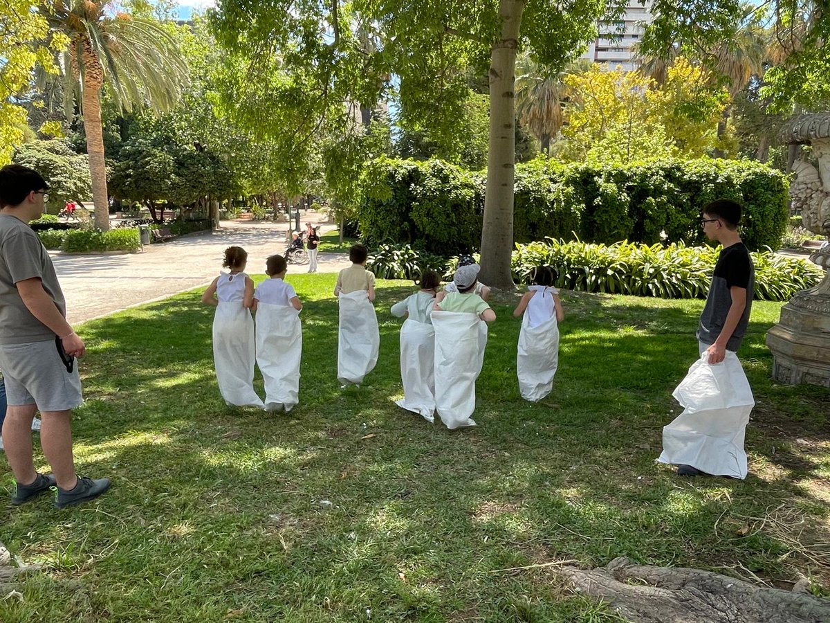 AjuntamentVLC's tweet image. 🌿 Los Jardines de #Viveros se han llenado, esta mañana, de familias para disfrutar de las actividades organizadas con motivo de la celebración del Día de la #FamiliaVLC.