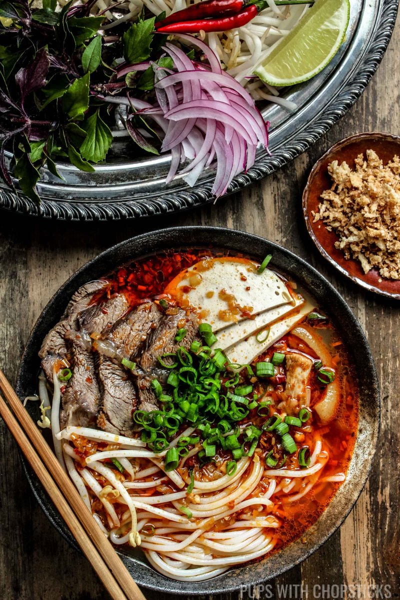 Bun Bo Hue (Spicy Vietnamese Beef Noodle Soup)
Recipe: pupswithchopsticks.com/bun-bo-hue/?fe…
#foodie #Nomnom #asianrecipes #asianfood