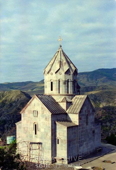 Gli azeri hanno raso al suolo la chiesa armena della Santa Resurrezione di Berdzor nell’#Artsakh (#NagornoKarabakh) occupato. 
Dopo la conquista della regione volevano trasformarla in moschea. Poi hanno optato per la soluzione più drastica.