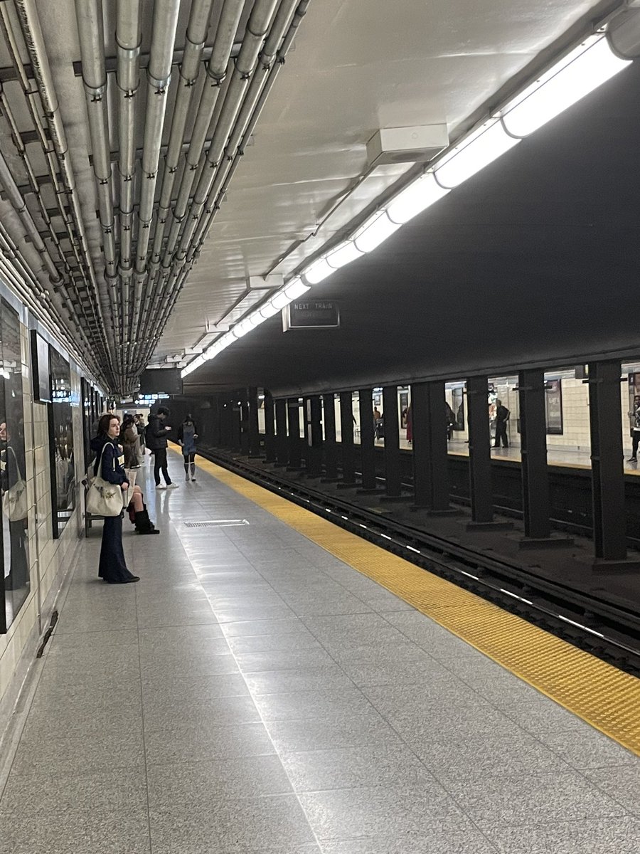 niftytastic's tweet photo. @TTChelps the screen on the eastbound platform at Lansdowne has been off for months on end. Any idea when it’ll be turned back on? https://t.co/Ic3XeuACxB