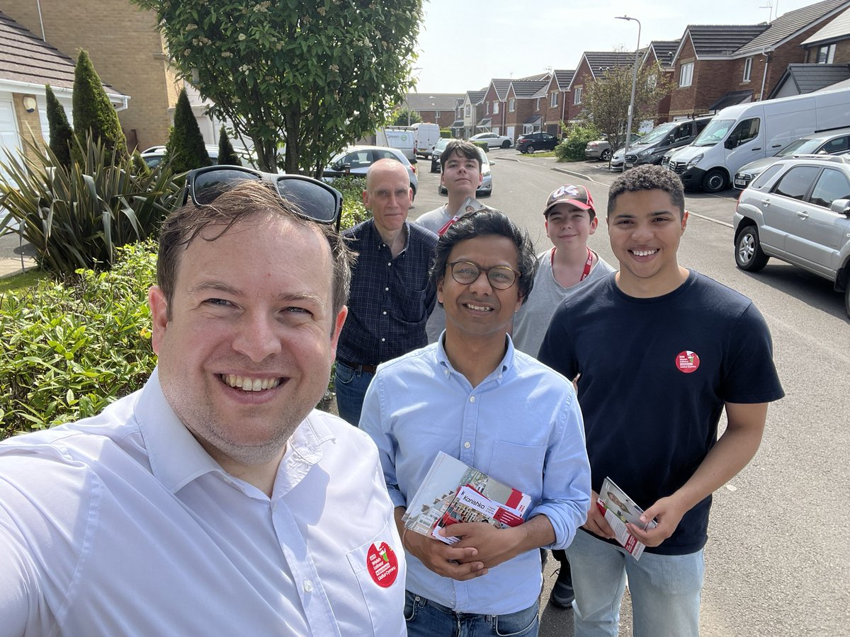 Brilliant @WelshLabour @UKLabour teams out speaking to residents in #DinasPowys this morning and #Rhoose this afternoon. Great response on doors for @KanishkaNarayan and me for upcoming #GeneralElection - and glorious weather too! ☀️ 😎 🗳️ 🌹 ❤️ 🏴󠁧󠁢󠁷󠁬󠁳󠁿