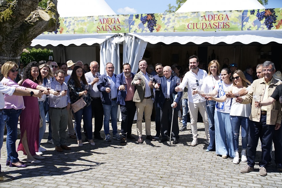 XXIX Muestra de Vinos de la Ribeira Sacra de Pantón. Nuestro Presidente Antonio Lombardía, se une al brindis con las demás D.O. de España #VINODOcohesionsocial @MoVinoDO Día Vino D.O. 2024