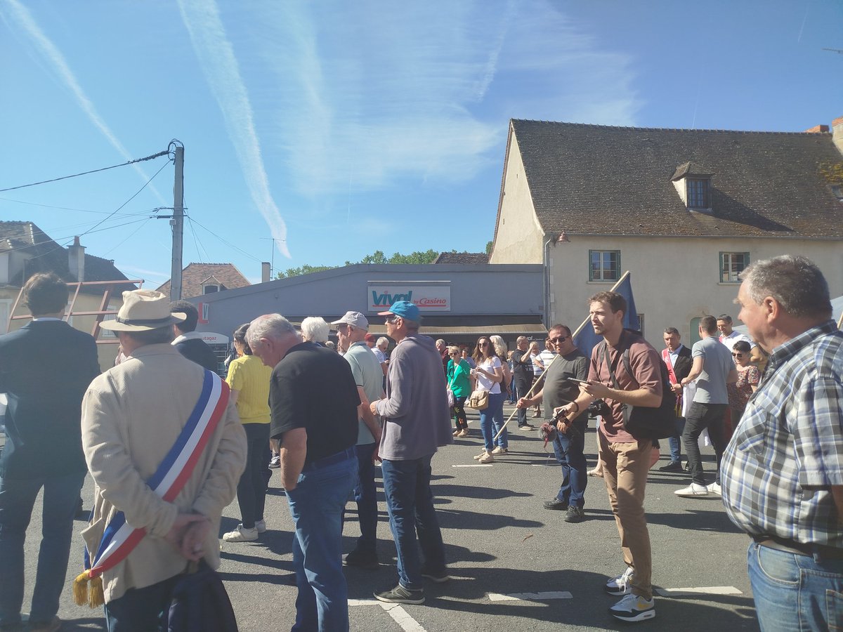 Belle mobilisation ce matin au village de Belabre (36) Contre l'installation d'un centre de demandeurs d'asile. Nos campagnes ne sont plus épargnées. L'insécurité vient jusqu'à nous....c'est la politique migratoire du gouvernement ! #VivementLe9Juin Votez @J_Bardella