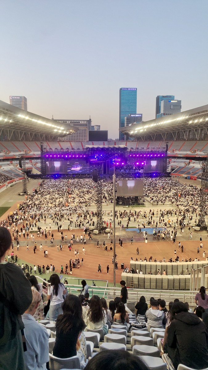 这是最没参与感的演唱会，从头到尾都在给别人拍视频，还不让我跟着唱