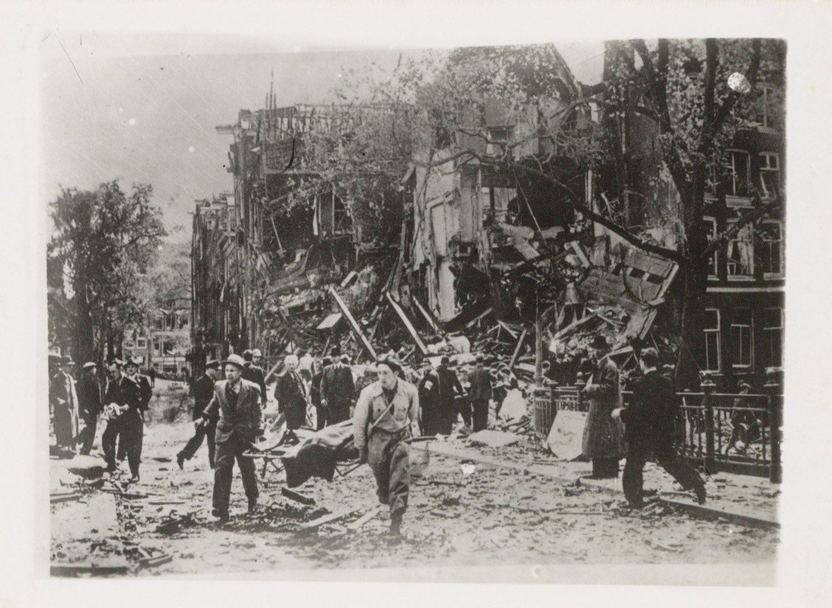 Op deze dag in 1940 vond het bombardement bij de Blauwburgwal door de Luftwaffe plaats. 4 Brisantbommen van 250 kilo vielen in het centrum van Amsterdam, waarvan 3 in het water vielen en 1 op straat. Bij het bombardement vielen 44 doden en 79 gewonden