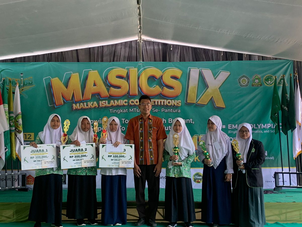 Jazilul_Fawaid's tweet photo. Alhamdulillah, bangga rasanya tiga santri kami di  Pondok Pesantren Modern Sunanul Muhtadin, Sidayu, Gresik yakni Athiyyah Arlyn Azalia, Riska Wahyu Mufidah dan Erdoya Elwafiqoh keluar sebagai juara Olimpiade Bahasa Inggris Tingkat SMP/MTs se-Pantura, Jatim, Sabtu (11/5/2024) https://t.co/Zjx1O8163H