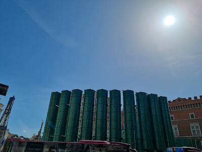 When in Rome...see preparations on Piazza Venezia 3/
#PiazzaVenezia #LineaC #WhenInRome #RomaOMorte #Italy #Italia #TreasureItaly #VisitRome #Rome #Roma #BuongiornoRoma

romandespatches.blogspot.com/2024/05/when-i…
