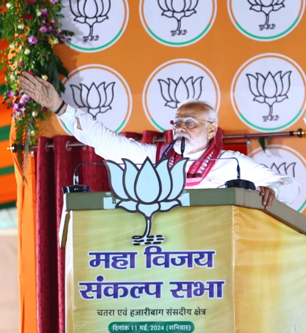 BJP4Jharkhand's tweet photo. "आपके एक वोट की ताकत है कि आज एक आदिवासी महिला श्रीमती द्रौपदी मुर्मू भारत की राष्ट्रपति बनी हैं, लेकिन कांग्रेस इसको पचा नहीं पा रही है,

आदिवासी समाज आगे बढ़े...इंडी अलायंस को पसंद नहीं है.

ये जनजातीय समाज के लोगों को आगे बढ़ने देना नहीं चाहते हैं"

आज देश के यशस्वी प्रधानमंत्री श्री @narendramodi जी ने सिमरिया में आयोजित चतरा और हजारीबाग की संयुक्त जनसभा में उमड़े जनसैलाब को संबोधित किया.

इस दौरान प्रदेश अध्यक्ष श्री @yourBabulal जी ने स्वागत संबोधन किया एवं दोनों लोकसभा के प्रत्याशी श्री कालीचरण सिंह जी और श्री @Manishjhzb जी भी मंचासीन रहे.

#PhirEkBaarModiSarkar