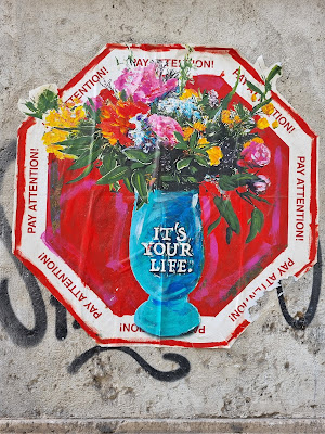 When in Rome...be reminded that 'It's your life'.
#ItsYourLife #StreetArt #RomeStreetArt #StreetArtRoma #WhenInRome #RomaOMorte #Italy #Italia #TreasureItaly #VisitRome #Rome #Roma #BuongiornoRoma 
romandespatches.blogspot.com/2024/05/when-i…