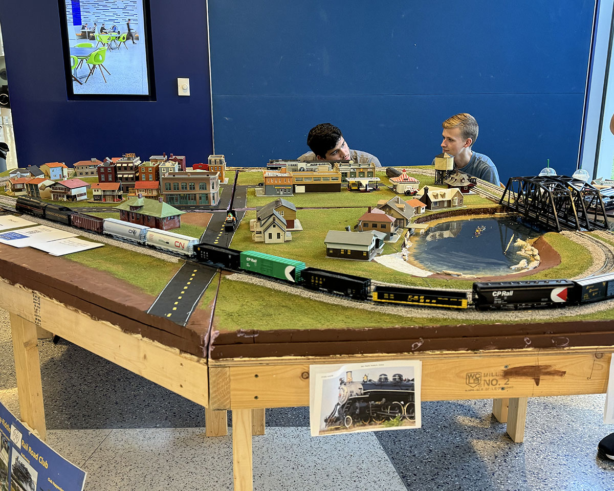 For #NationalTrainDay, we would like to highlight the hard work our Eagles put into their project for the Railroading Club. This club is not just about model railroads but all things railroading! This includes railfanning, riding trains, railroad guest speakers and more. #GoERAU