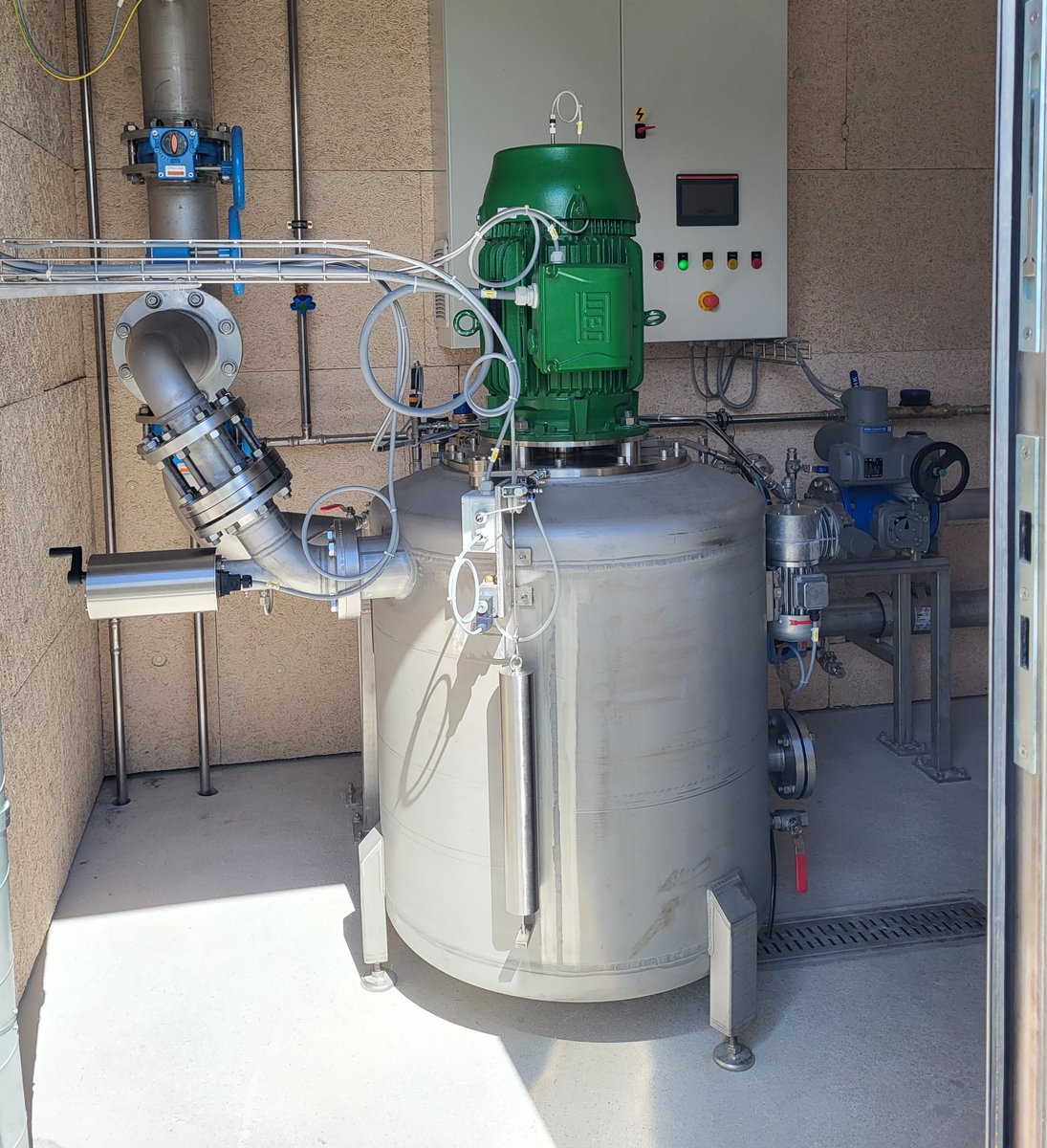 La seconda turbina dell'acquedotto di Gordola ha superato i primi tre mesi di esercizio a pieno carico.  Produce in media poco più di 300 kWh al giorno grazie ad un salto di 150 metri e un flusso di circa 700 l/min, il massimo della potenza. #acquapotabile #miniidroelettrico