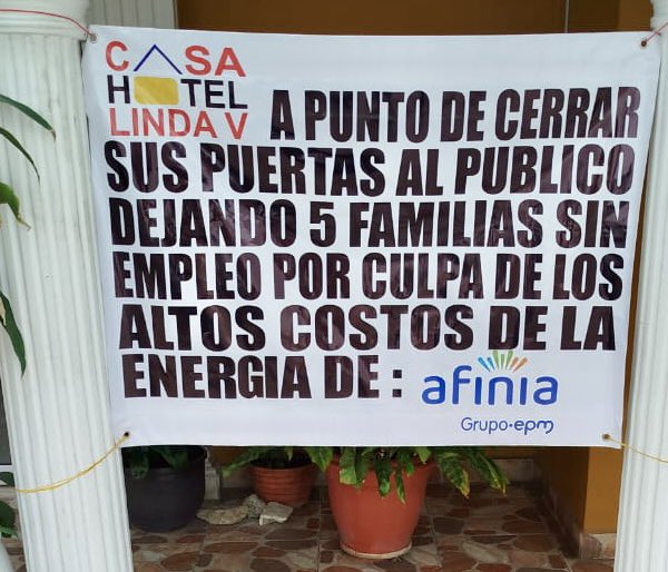 Así, amanece el pequeño hotel de mis papás, y que han sostenido ejemplarmente por más de 15 años, contribuyendo a la economía de Montería, pero se ha vuelto insostenible, incluso llegado a afectar la salud mental de ambos. No más Afinia, Tarifa justa Ya @KarolSolisMenco