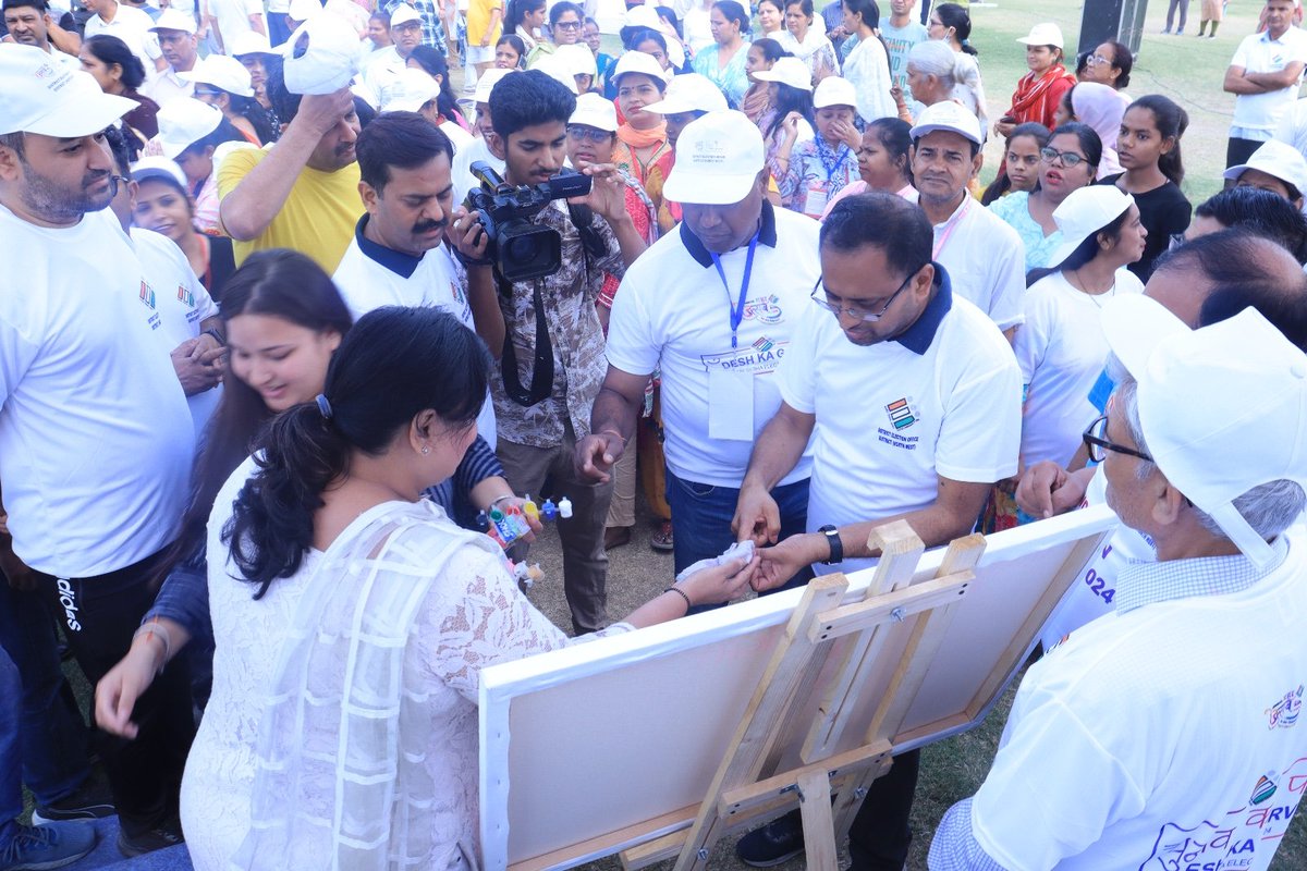 District Election Office ( North West Delhi )organised an Election Awareness Walkathon at Swarn Jayanti Park , Sec 10, Rohini The walkathon attracted around 2000 participants, including Officers of District North-West Delhi, local RWA members etc @CeodelhiOffice @ECISVEEP