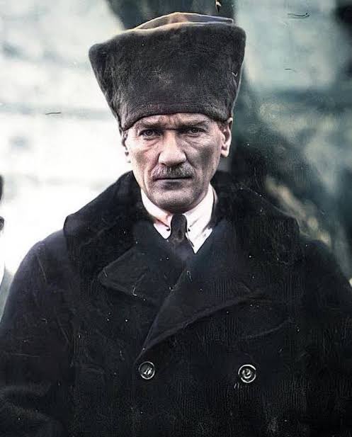 11 Mayıs 1920’de Vahdettin'in onayıyla Mustafa Kemal Paşa hakkında verilen idam kararında yer alan suçlamalar: Kuvayi Milliye kurmak, Fitne ve fesat çıkarmak, Anayasaya aykırı para toplamak, Asker toplamak, Asayişi bozmak, İşkence ve eziyet.