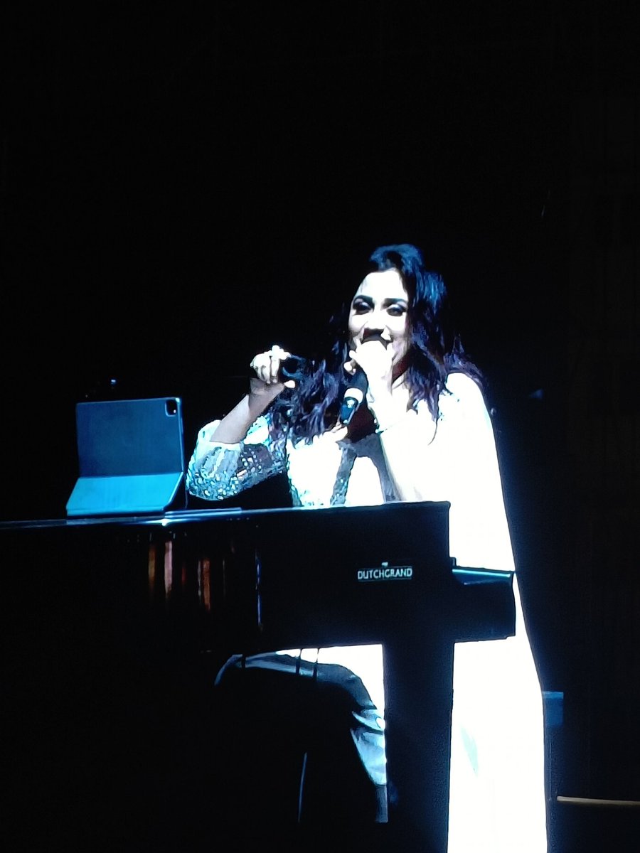 KEELLL ME GUYS SHE IS SINGING NEEYAT-E-SHAUQ

#AllHeartsTour @shreyaghoshal 😭🤍