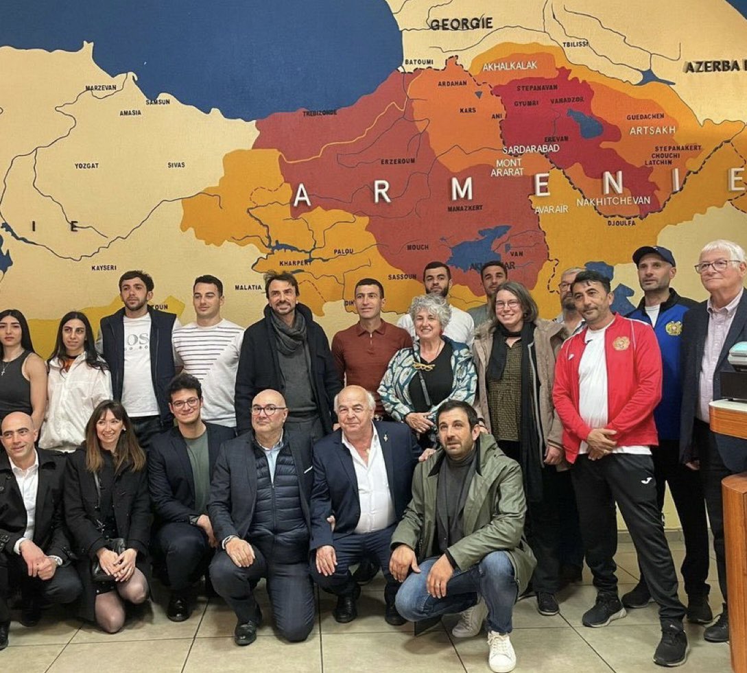 Fransa'nın Lyon şehrinin Belediye Başkanı Gregory Doucet, 
Türkiye topraklarının Ermenistan'a ait gösterildiği harita önünde Ermeni sporcularla beraber poz verdi…