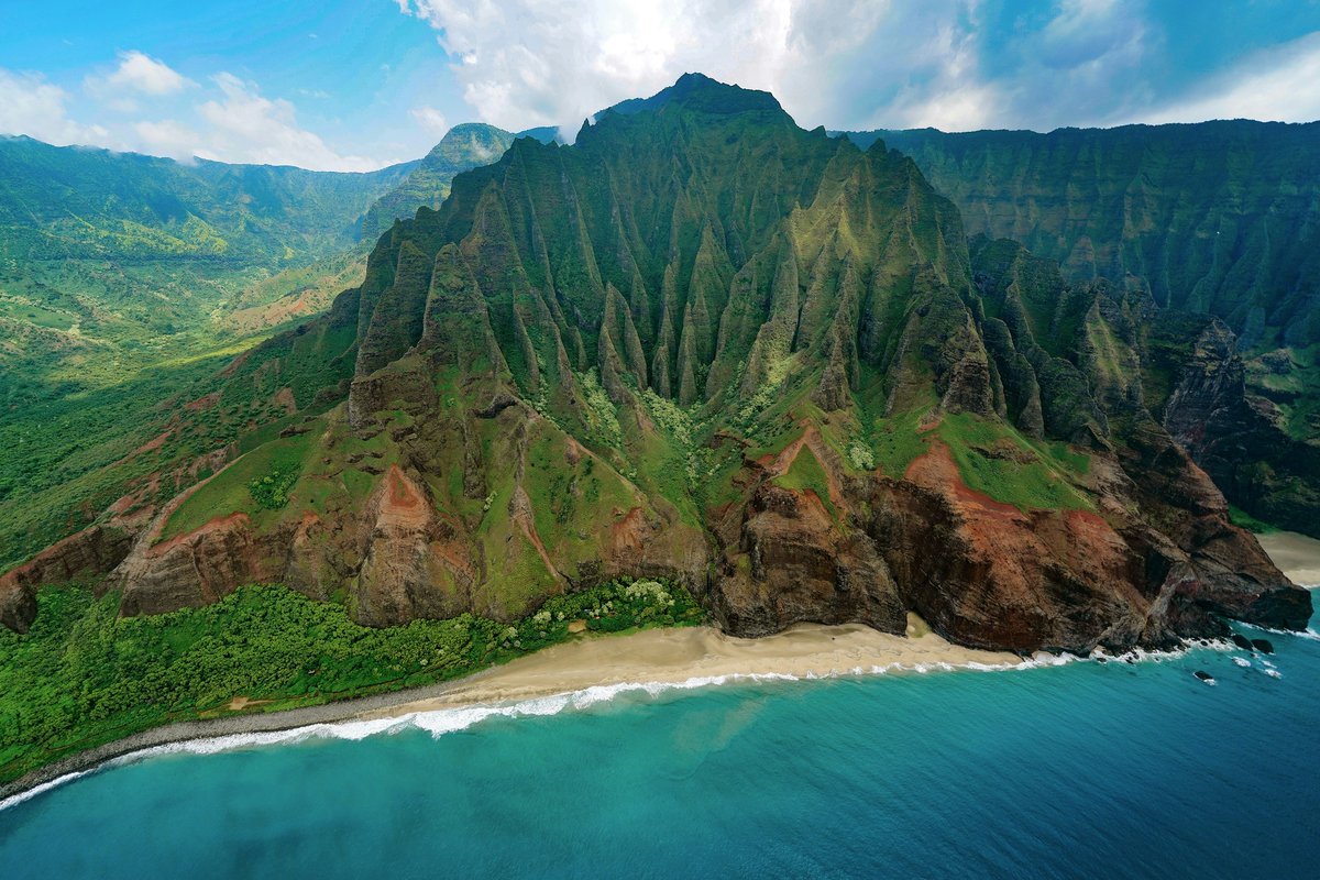 Na Pali Coast from Above 🚁💙 . . . #Kauai #Hawaii #ExploreHawaii #FlyHawaii #BlueHawaiianHelicopters