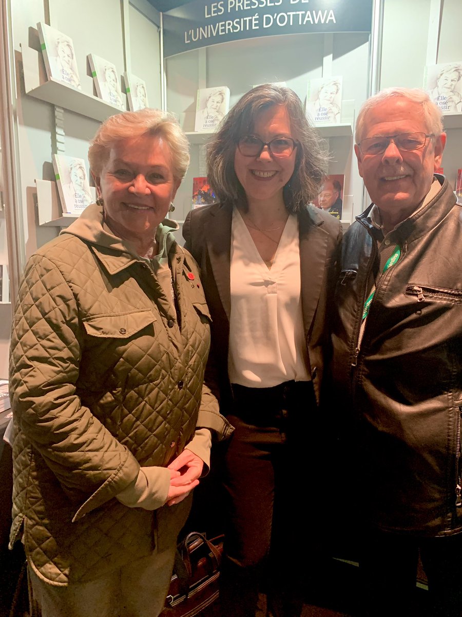 Les Presses de l' @uOttawa sont au @LeSalonduLivre du @GrandSudbury @GreaterSudbury. Ici, de gauche à droite, l'honorable Marie-Paule Charette-Poulin, @LaraMainville et le portraitiste Bernard Poulin.