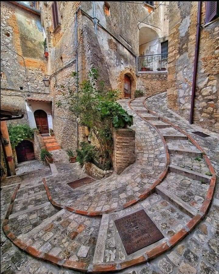 A Medieval pathway in Calvi dell'Umbria, Italy 🇮🇹