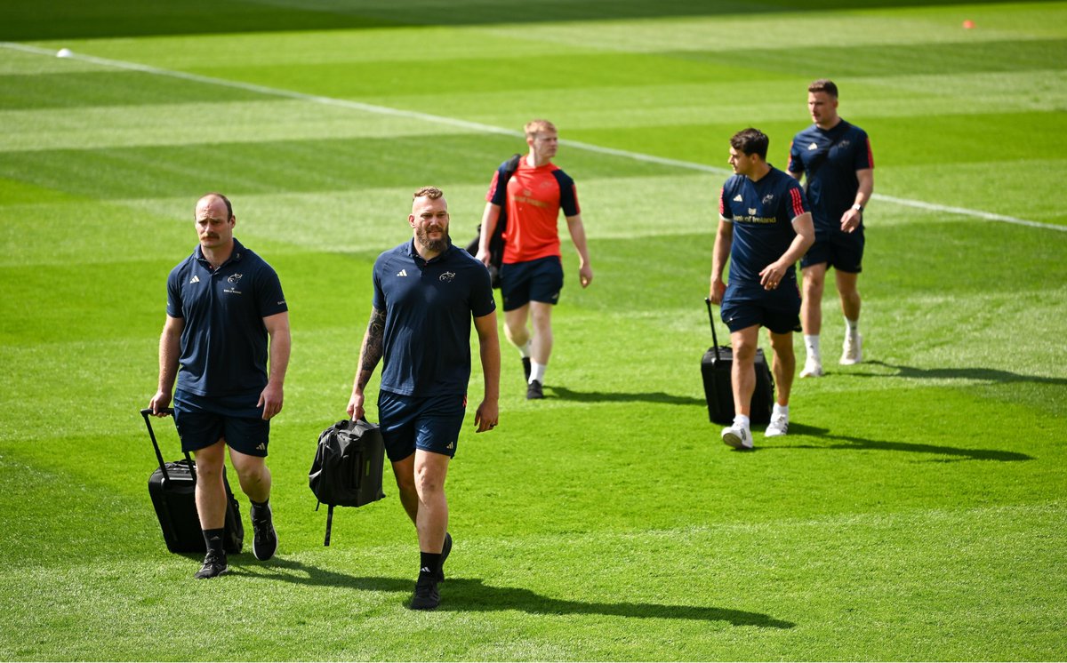 🏉 Warm evening here at Thomond Park where holders Munster Rugby host local rivals Connacht in crucial @URCOfficial interprovincial, 5.15pm. Up to 20,000 tickets sold by yesterday. Munster looking to boost top 4 and top 2 prospects  ⤵️

#LLSport #munvcon  🏟️ 🔴 v🟢