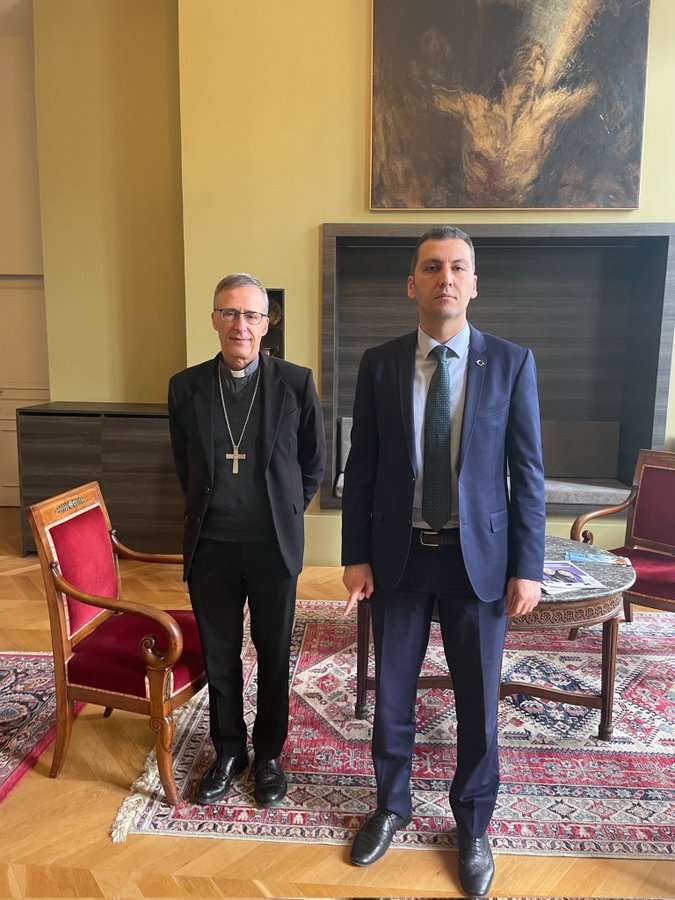 Papaz'ın yüzünde "birinizde de sike sürtecek akıl çıksa dişimi kıracam" ifadesi yok mu. Olimpic Lyon diye bir takım vardı. Bizimki de Malımpik Lyon..