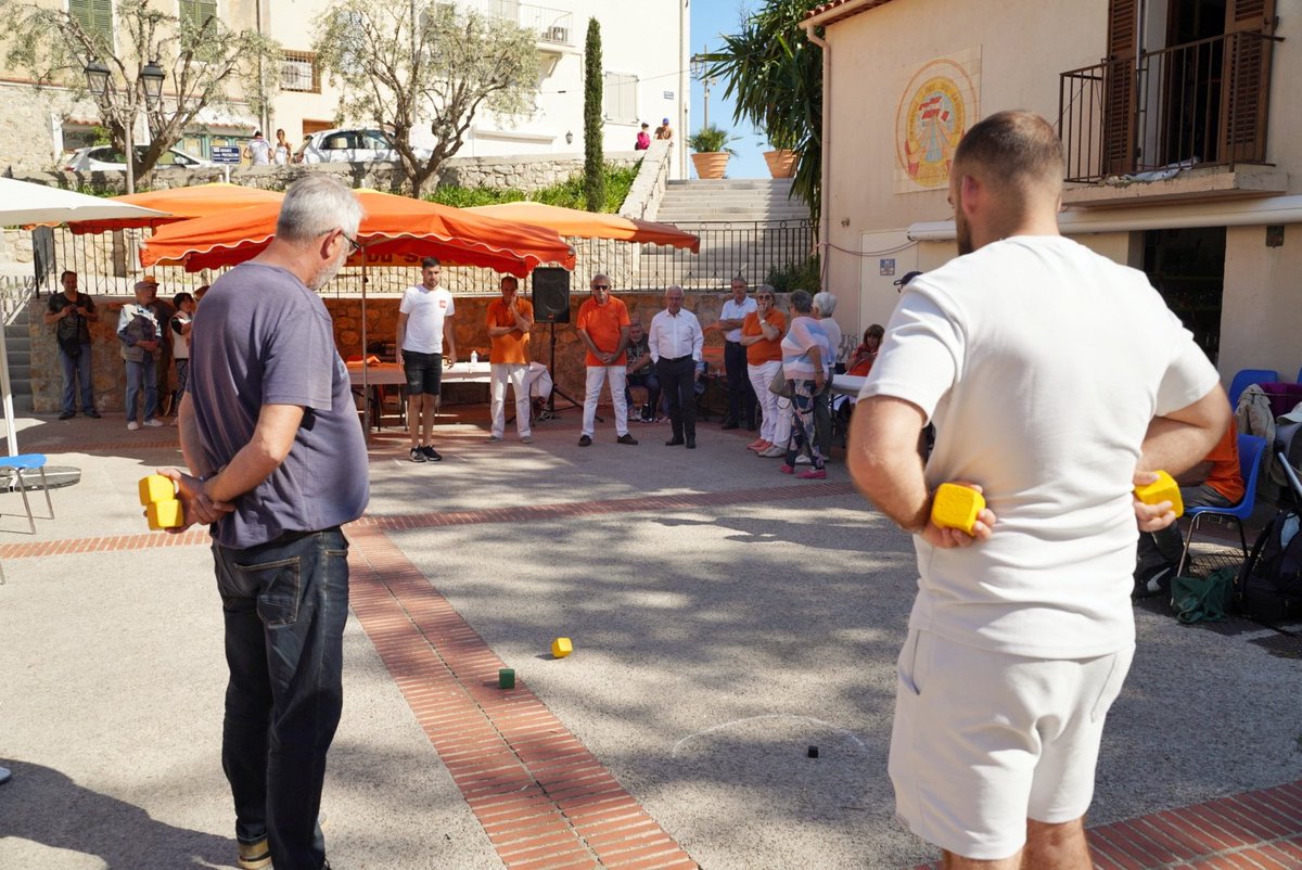Le traditionnel concours des boules carrées d'#Antibes rassemble 11 équipes dans les petites rues de la commune libre. Dans une ambiance conviviale et festive, les triplettes s'affrontent dans la bonne humeur en présence de @JeanLeonetti.