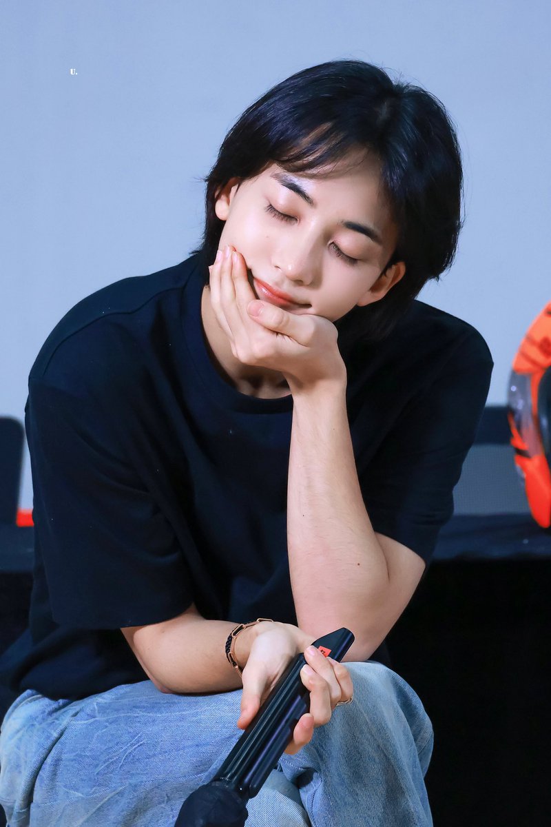 xuperyoon's tweet photo. jeonghan once said "you're supposed to wait endlessly for people you like"

jjongjjongiefans are a real reflection of him. op saying shes good at waiting for someone wants to like hanie for a long time &amp; jeonghan told her "i guess you have to wait a long time".... 🥹🥹😭 https://t.co/nKgOBqhV0E
