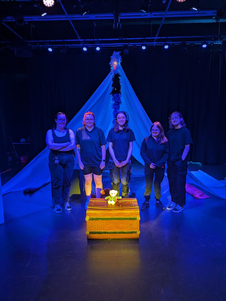 Bravo to the cast and crew of 'the magic Box'. With that, the final show in our week of level 1 'Stage Management Fundamentals' shows comes to an end. 👏🙏 @UoLCreativeArts