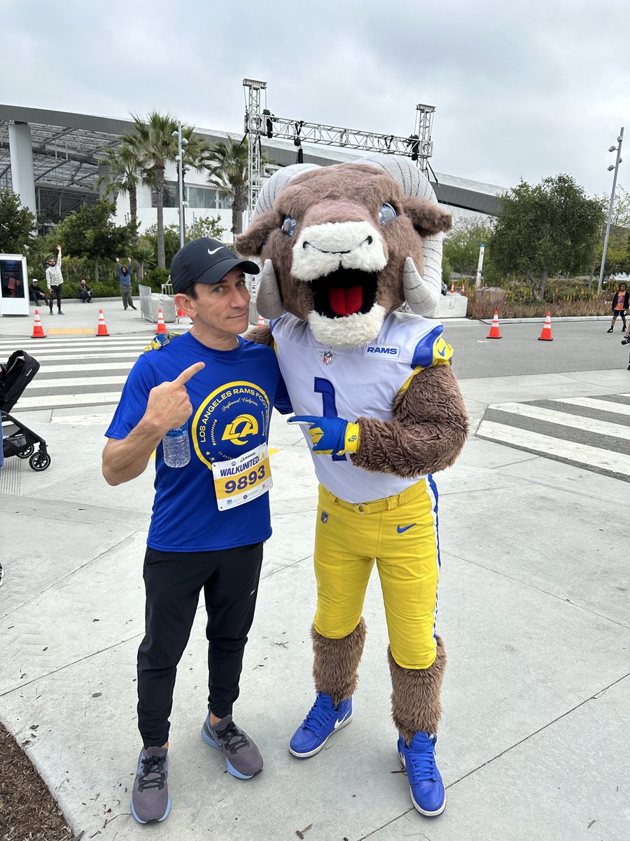 The goal is to run faster than ⁦@RampageNFL⁩ in this 5k. ⁦@RamsNFL⁩ ⁦@LAUnitedWay⁩