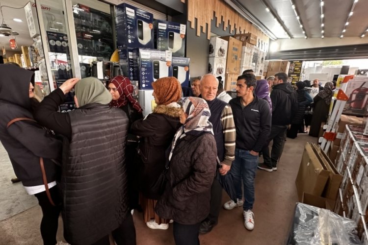 Bursa'da bir züccaciye mağazasının 'Anneler günü' özel açılışında izdihamda indirimden yararlanmak isteyen vatandaşlar mağazada birbirlerini ezdi Haberi oku---> tinyurl.com/ycxvxfv5