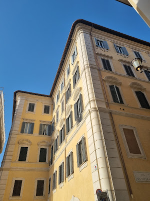 When in Rome...be horrified.
#PiazzaDiPietra #WhenInRome #RomaOMorte #Italy #Italia #TreasureItaly #VisitRome #Rome #Roma #BuongiornoRoma

romandespatches.blogspot.com/2024/05/when-i…