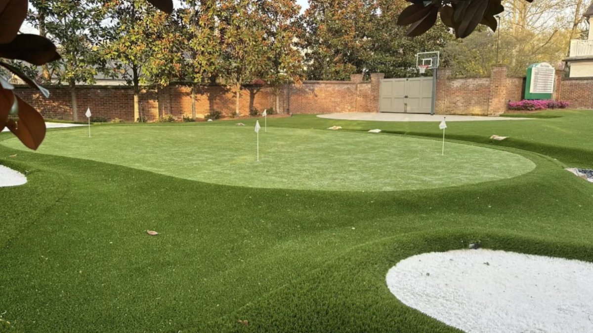 🚨👀⛳️ #LOOK: Jim Nantz backyard at his Nashville home pays tribute to the 13th hole at Augusta with 5 tee boxes. This is a second golf backyard in addition to his Pebble Beach home.
(Via @AdamSchupak)