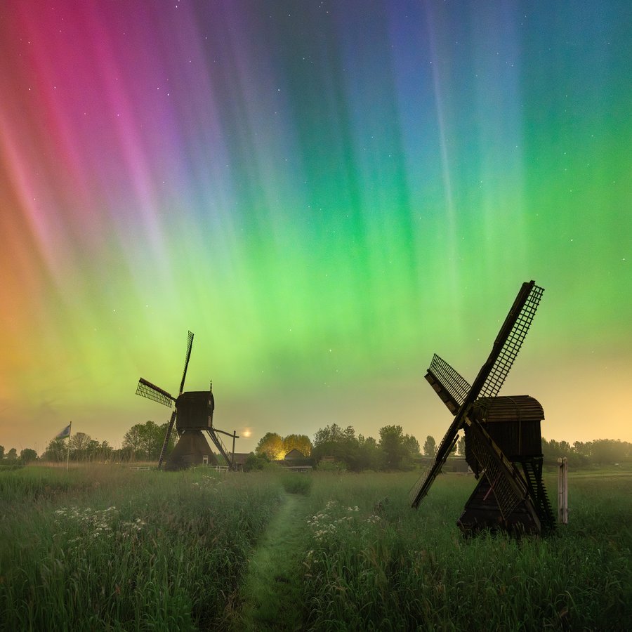 TheFigen_'s tweet image. The strongest aurora, above the Dutch windmills.

by photographer "Albert Dros"