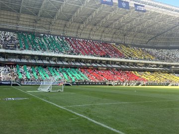 AGORA | Comovente, incrível e lindo apoio do <a href="/Atletico/">Atlético</a> que fez treino com ingresso voltado a ajudar nosso Rio Grande. Quase 40 mil na Arena <a href="/mrvoficial/">MRV</a>, mosaico com cores da bandeira gaúcha e doação de 100 mil do atacante Hulk. Galo forte e vingador! <a href="/galoucura_1984/">Torcida Organizada Galoucura</a> <a href="/Falagalo13/">Fala Galo | Notícias do Atlético</a>