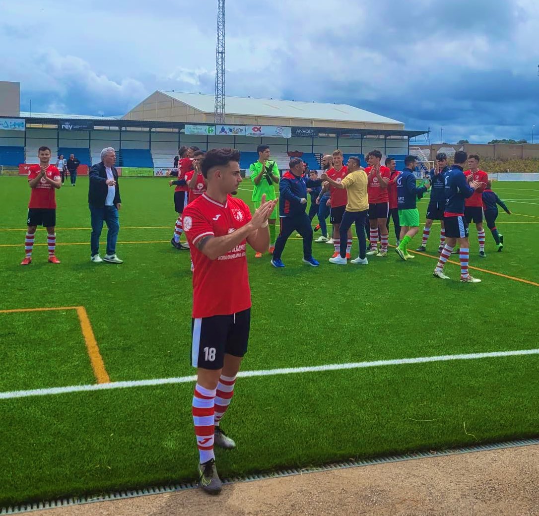 Fin a la temporada 23/24.
Me gustaría agradecer de❤️a toda la directiva,cuerpo técnico,a mis compañeros por el gran trabajo realizado y a la afición.
Gracias al darme este año tan bonito de fútbol, por confiar en mí desde el día uno y el trato tan bonito a mi familia.
Gracias❤️💙