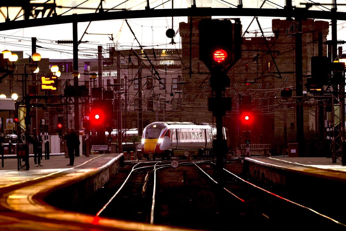 Happy #NationalTrainDay @LNER @DavidHorne I believe. Funnily enough I’ve just been out shooting trains today in the blue skies and sunshine and got some beauties !