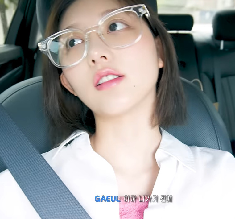yujin choosing gaeul to be in the passenger seat is just her doing shit like this and gaeul telling her to fawking drive 😭😭😭😭