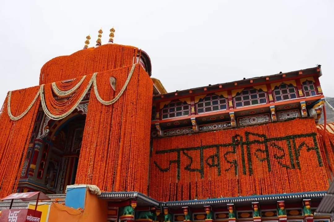 #shri_badrinath_dham🚩
लो ऐसा सज गया श्री बद्रीश नारायण का मंदिर फूलों के श्रृंगार के साथ।
कल प्रातः खुलेंगे बद्री नारायण के दिव्य कपाट 
श्री बद्रीनाथ सभी भक्तों की मनोकामना पूर्ण करें।।
#badrinathdham  #badrinathtemple  #badrinathyatra2024 #Badrinath2024 
#बद्रीनाथ