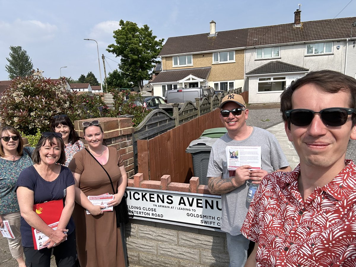 Thanks to this lovely @CardiffEastLabteam who put in a huge shift on the @labourdoorstep in the heat this afternoon. Llanrumney looking beautiful in the sunshine. Thanks to all the residents who spoke to us. So much support for @UKLabour @WelshLabour 🌹