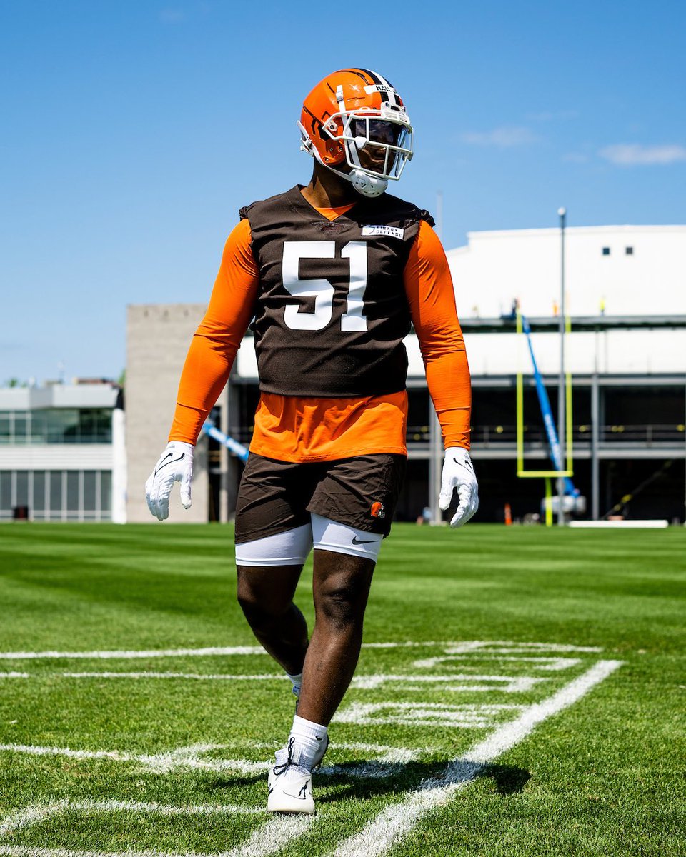 Big Mike in the new threads at Rookie Mini Camp 🔥 @MichaelHallJr_ x @Browns