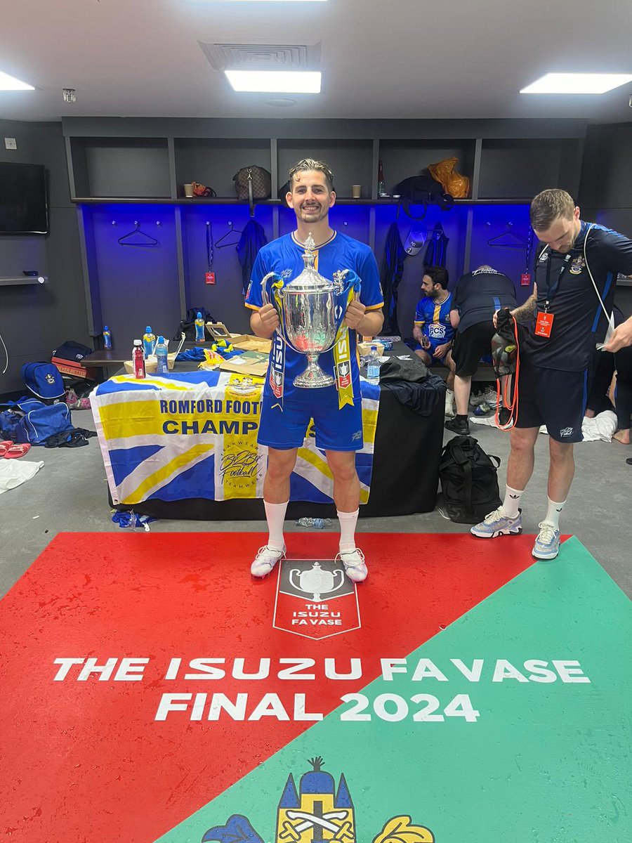 UP THE FUCKING BORO 🏆 Thank you for all the support, Will reply to everyone after I recover from the booze 💙💛💙💛