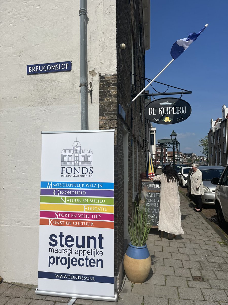 In Maassluis zijn vandaag de muurschilderingen op het pand van De Kuiperij onthuld door <a href="/corinebronsveld/">Corine Bronsveld</a> en <a href="/MissFacelift/">Marijke Helwegen</a>. De Kuiperij is een Rijksmonument van <a href="/Hdkeyser/">Hendrick de Keyser Monumenten</a> waar maatschappelijke activiteiten plaatsvinden en ondernemers gehuisvest zijn.