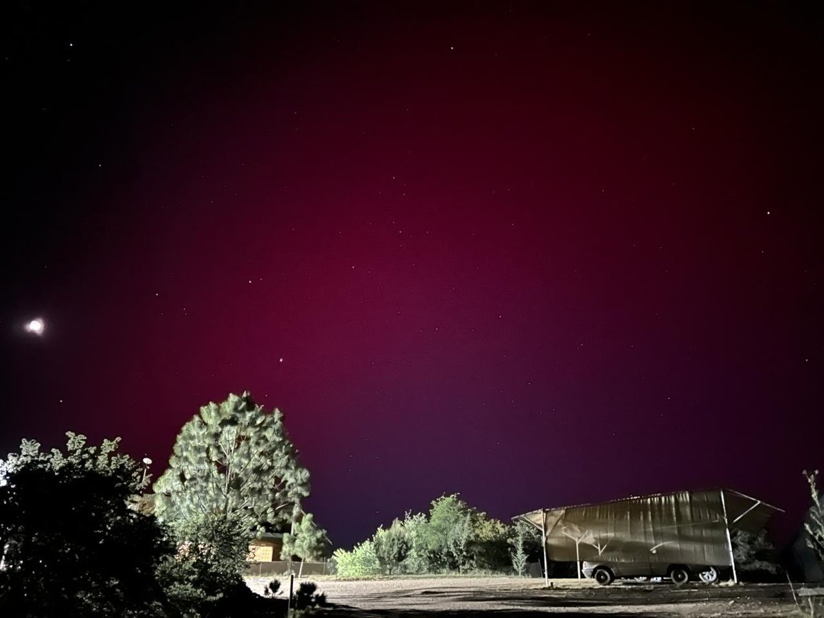 Así se vieron las auroras boreales en Ciudad Guerrero, Chihuahua el día de ayer. 🇲🇽😍 📸: @setdominguez