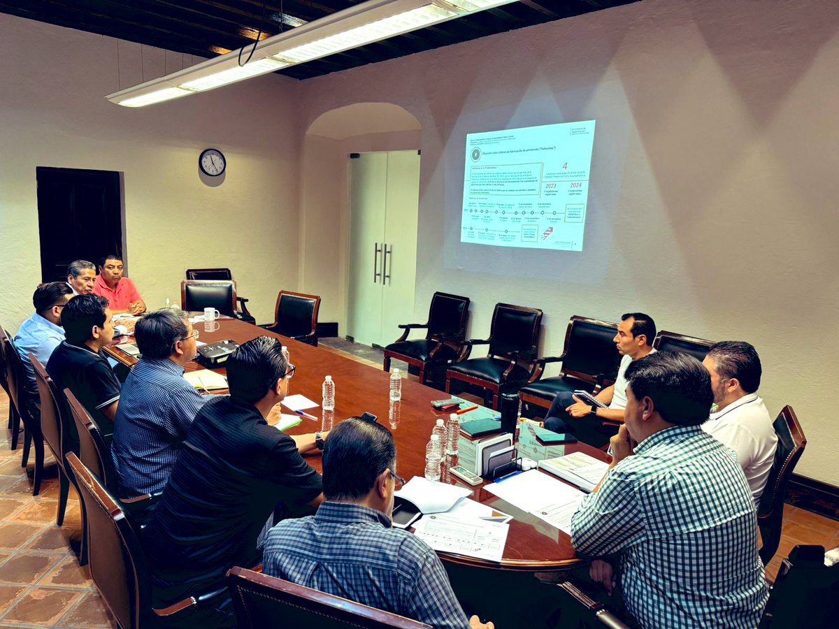 Javier_AquinoL's tweet photo. #MesaDeTrabajo con integrantes de diversas áreas de la @Segob_Puebla, para abonar a la realización de estrategias conjuntas en nuevos proyectos. #FelizSabado https://t.co/xGzIbg4WrX