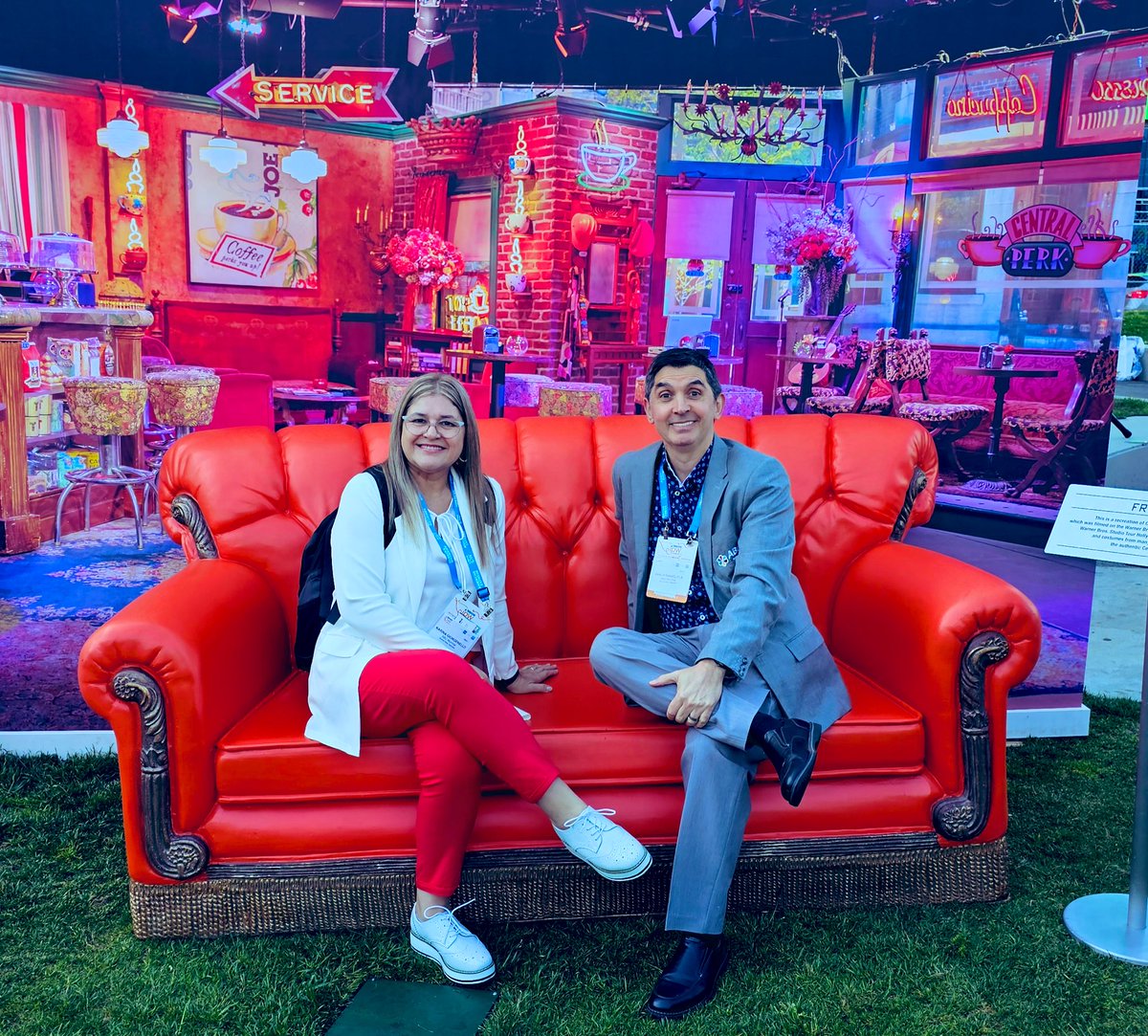 #ipw24 El sillón de Central Perk #friends #WarnerBros @warnerbros @ustravelipw