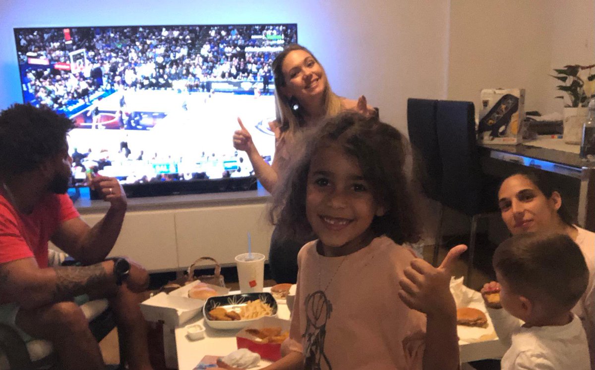gracia_vg's tweet photo. @MovistarNBA burguer party. #TiempoDePlayoffs https://t.co/eIjtHbPQlg