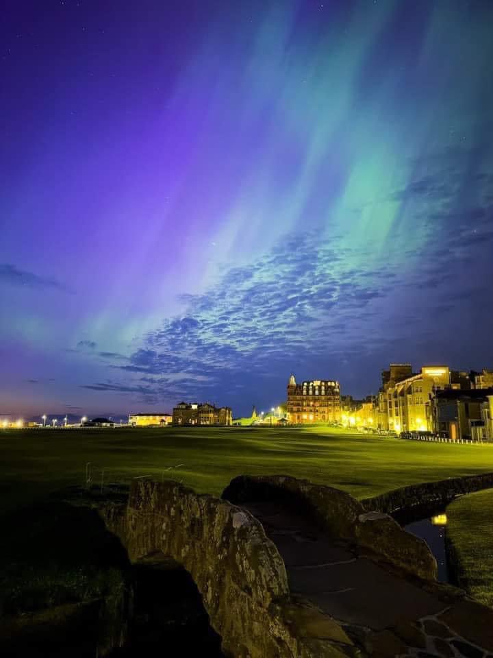 The Aurora borealis over the old course St.Andrews last night stunning scenes 🏴󠁧󠁢󠁳󠁣󠁴󠁿🏌️🏴󠁧󠁢󠁳󠁣󠁴󠁿. #northernlights #homeofgolf #beautiful (*friend’s pic) #LoveScotland #Auroraborealis