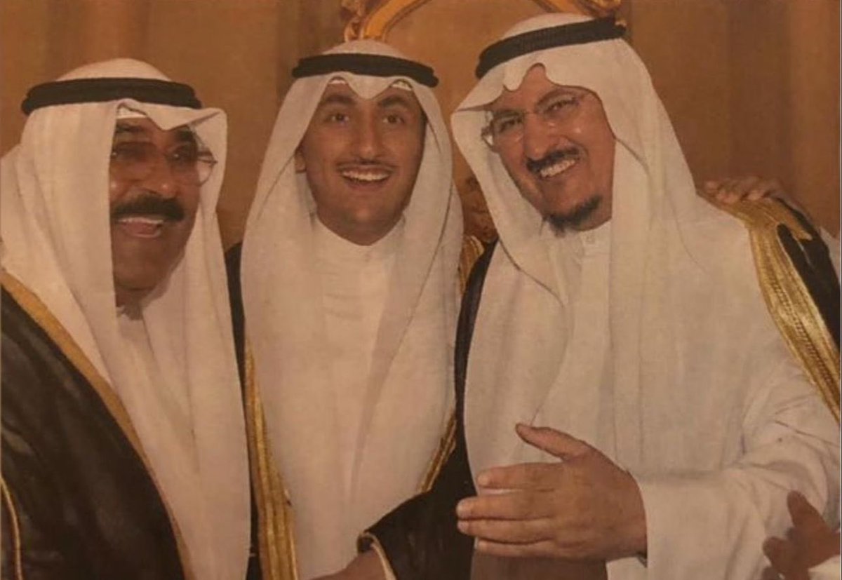نُجدد بيعتنا لصاحب السمو أمير البلاد الشيخ مشعل الاحمد الجابر الصباح، بالسمع والطاعة، في العسر واليسر، والمنشط والمَكْرَه، وكلنا ثقة بحكمة سموه في الحفاظ على مكتسبات الشعب ومصالحة ونظامه الديمقراطي وقيادة سفينة الكويت لبر الأمان، ونسأل الله أن يكفي بلدنا شر الفتن والمحرضين عليها.