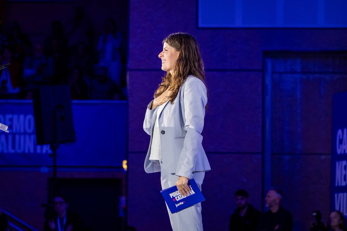 Acabo un dia de poble bonic. I després d'hores sense parar col·laborant amb la Fira de l'Oli, un moment de pausa per tancar els ulls i reviure la intensitat d'aquestes darreres setmanes.

Sou molts els que heu permès que ESCRIGA un capítol preciós de la meua vida. Amb la mà al