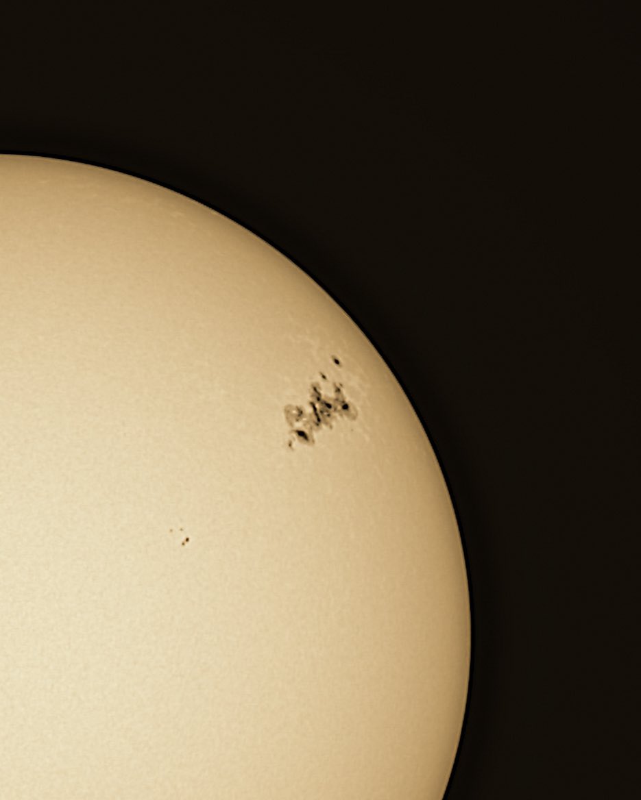 En CDMX ni de chiste se ven las auroras boreales, pero sí lo que las está causando ☀️

Este es un stack de 172 fotografías del sol para tener el máximo detalle de las manchas solares que están provocando una de las tormentas geomagnéticas más fuertes de nuestro tiempo
